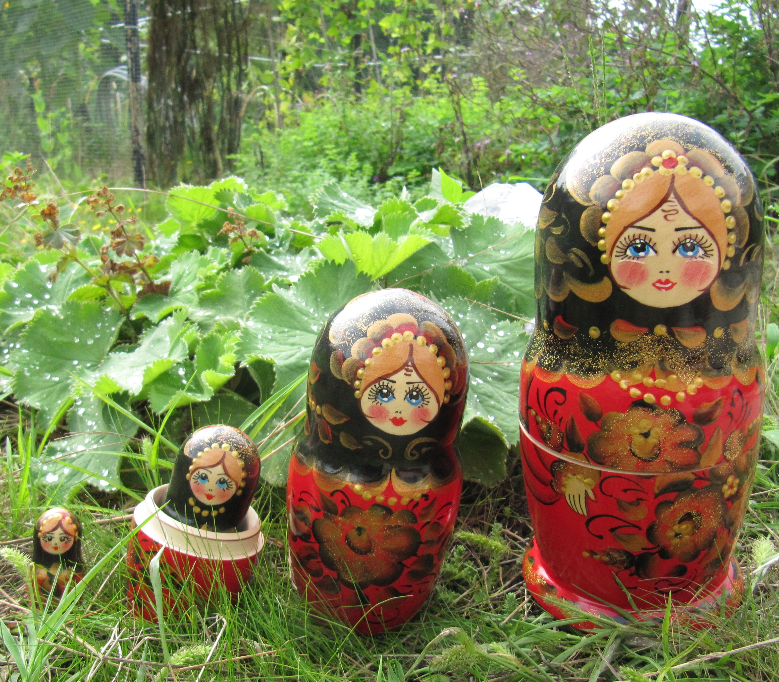 Matroesjka poppetjes in de tuin