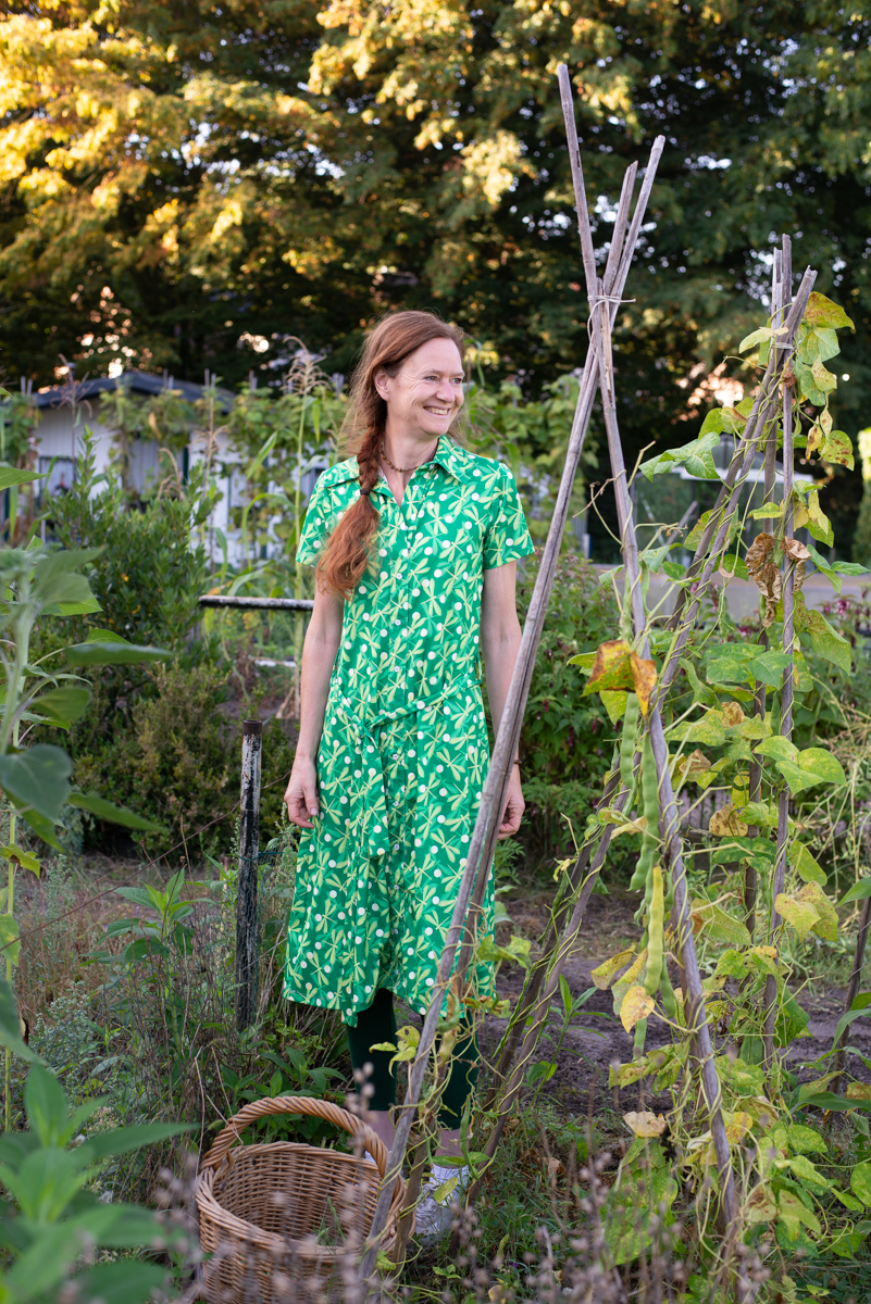 Maartje Lindhout in de moestuin